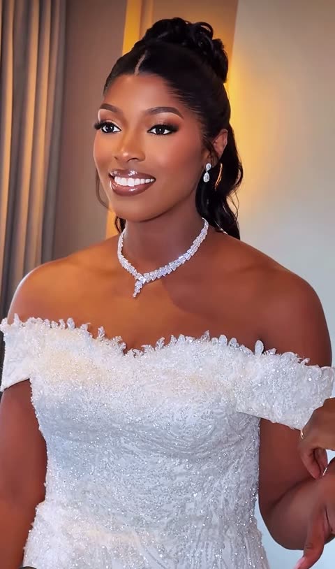 Mariée chignon haut avec parure diamant et teint lumineux