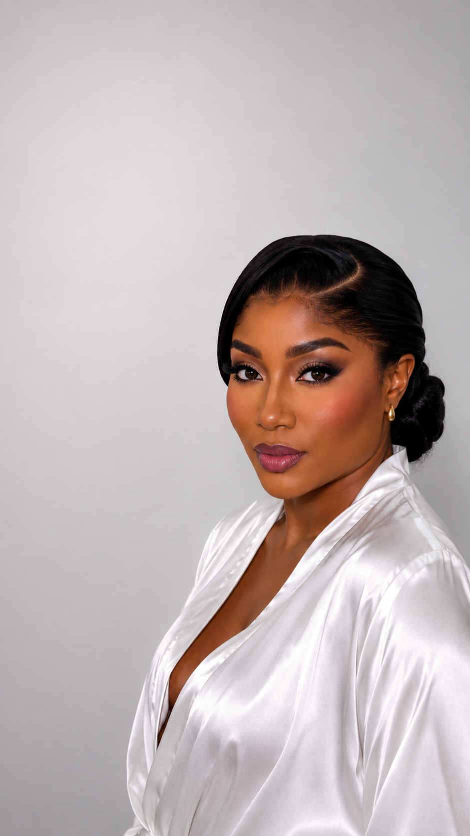 Perruque posée et coiffée par Johannes Beauty avec chignon lisse et maquillage glam
