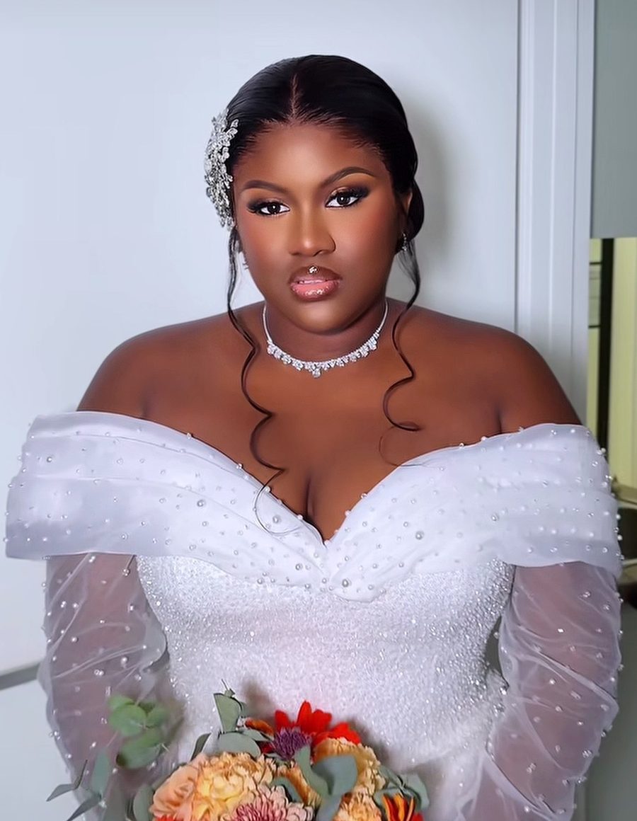 Mariée en robe perlée avec collier de diamants et bouquet coloré