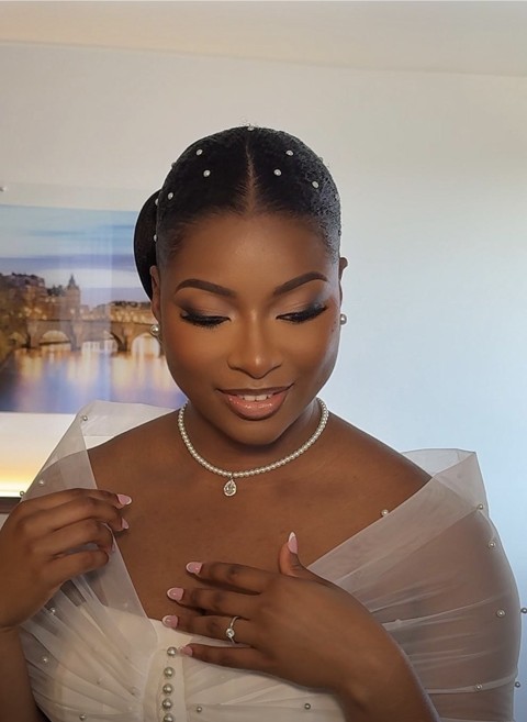 Mariée aux cheveux ornés de perles avec collier et robe en tulle