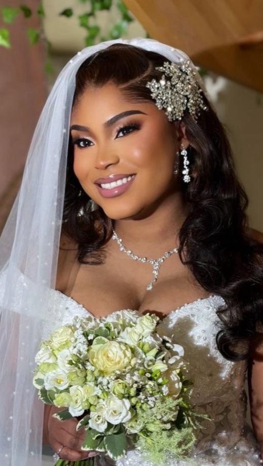 Mariée voile et bijoux, maquillage lumineux