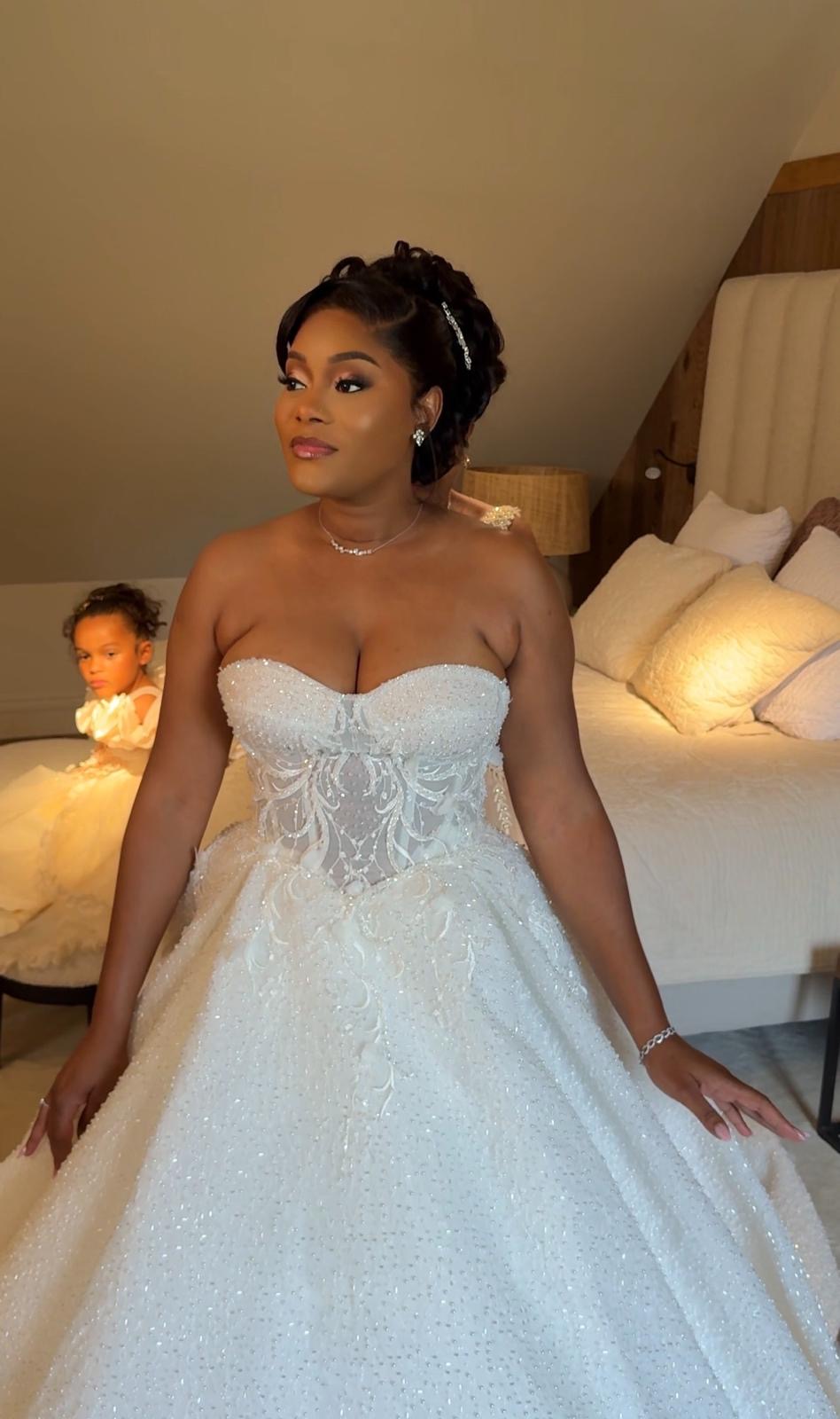 Mariée chignon haut orné, robe princesse en suite nuptiale