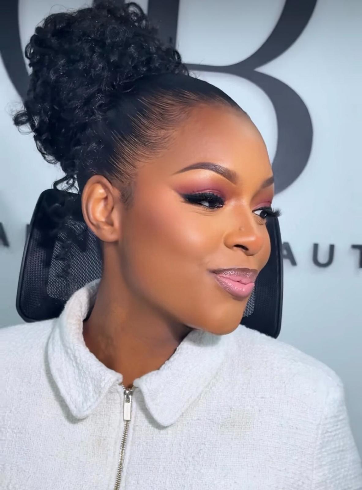 Chignon bouclé et make-up sculpté