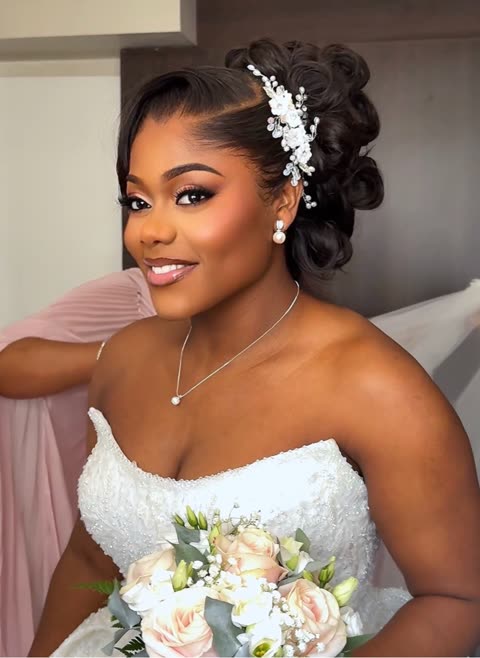 Mariée chignon orné avec bouquet de roses